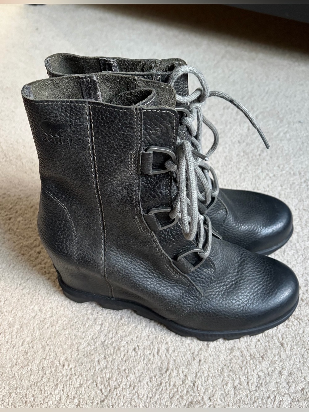 Sorel Joan of Arctic Dark Gray Black Leather Lace Up Mid Wedge Boots Size 9 EUC
